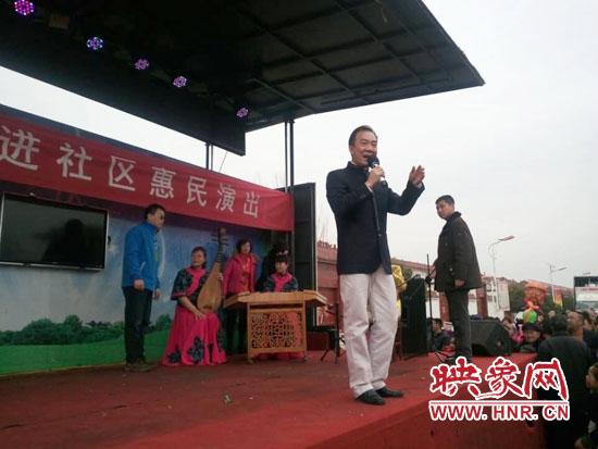 中国广播艺术相声团相声表演艺术家戴志诚向观众们拜年
