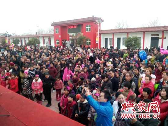 宝丰县赵庄镇袁庄社区的广场上群众摩肩接踵，热闹非凡