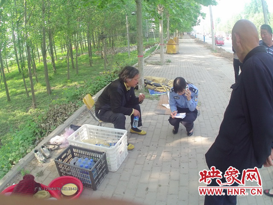 民警在为流浪妇女联系家人