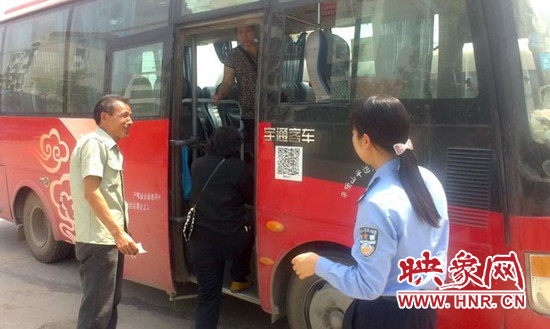 王红霞和实习民警蒋颖威驱车送夫妇两人至舞钢长途汽车站