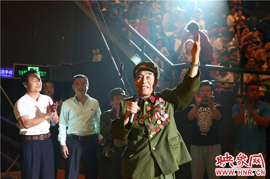 胡国全高唱《志愿军战歌》，朝鲜国立杂技团团长拍手致敬