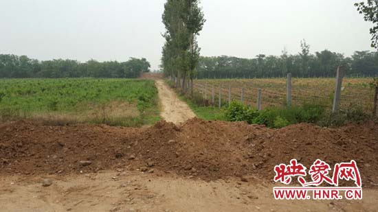 前往事发地点的道路被拦腰挖断