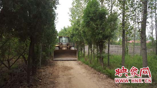 一辆大型铲车堵在记者返回的道路上