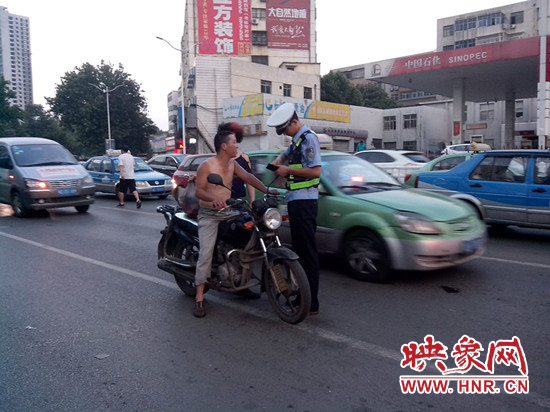 交警对过往无牌无证摩托车进行盘查 交警对过往无牌无证摩托车进行盘查