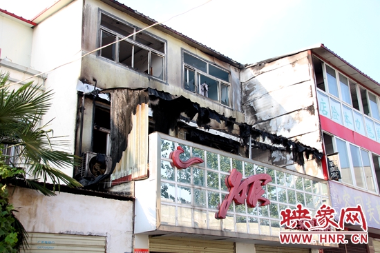 空调机起火杂物挡道消防车百米水管难靠近