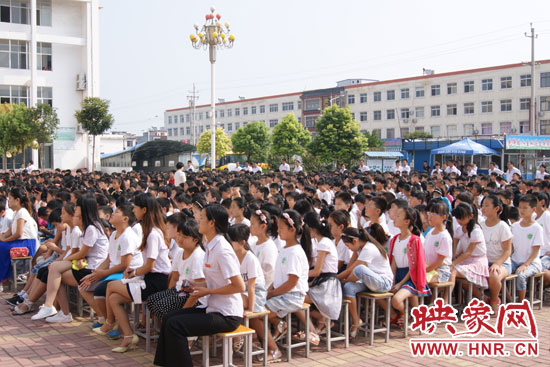 学生们认真旁听案件审理