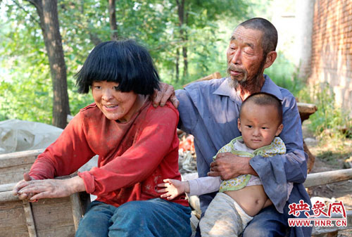 王孟义和他的“傻媳妇”及2岁儿子小庆太