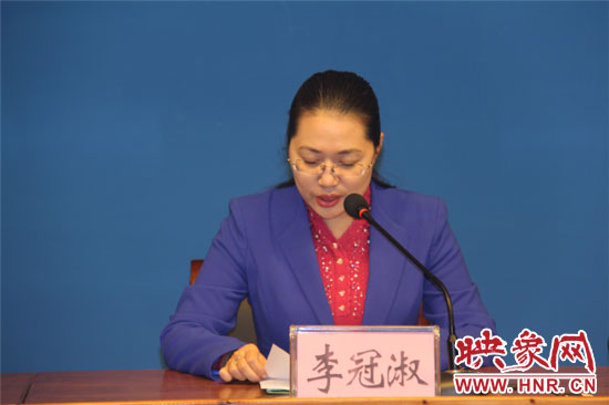 新野县委常委、副县长李冠淑在发布会上介绍情况