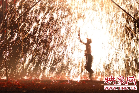 “确山铁花”表演