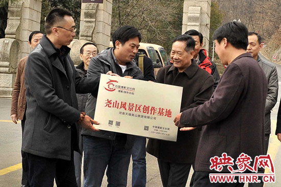 尧山景区负责人徐大川作了热情洋溢的的讲话，并接受了中国摄影文化网的授牌。