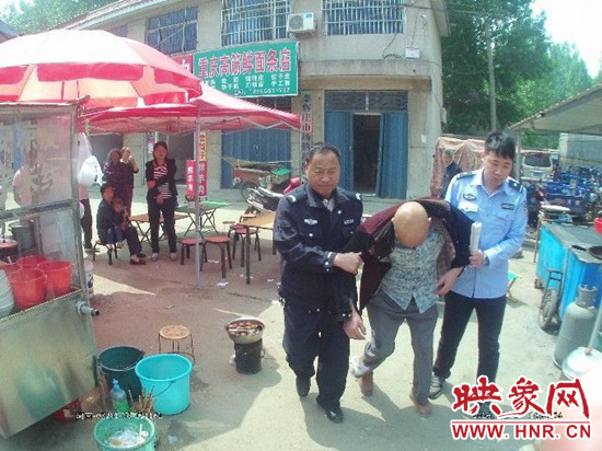 民警将醉酒男子送回家