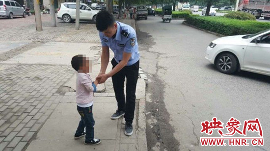 民警赶到现场安抚男孩