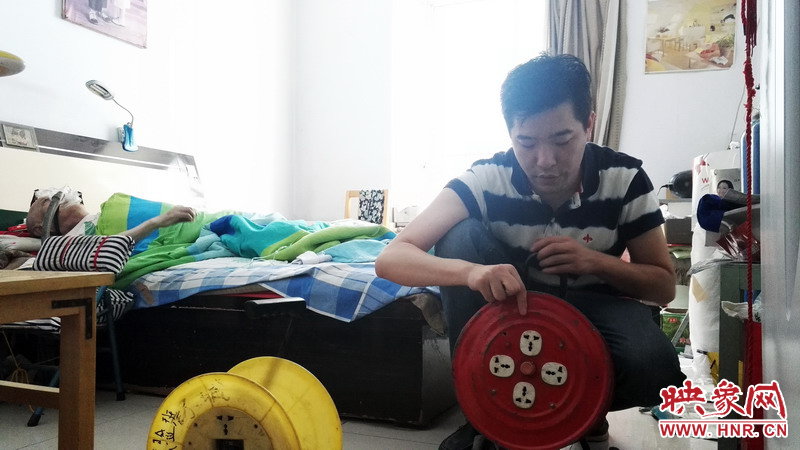 洛阳供电公司的工作人员在整理发电机电线