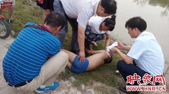 落水儿童昏迷，石延豪一行对其进行急救。