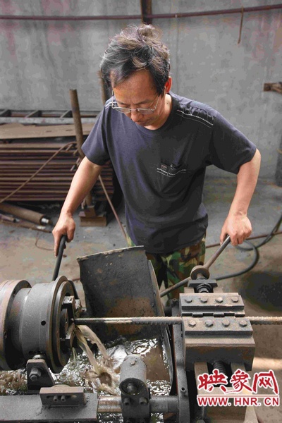 刘金玉用滚丝机对废旧锚杆进行最后的加工