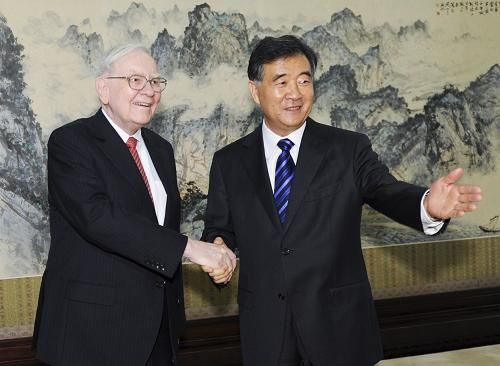 5月13日，中国国务院副总理汪洋在北京会见美国伯克希尔哈撒韦投资集团董事会主席兼首席执行官沃伦·巴菲特一行。新华社记者谢环驰摄