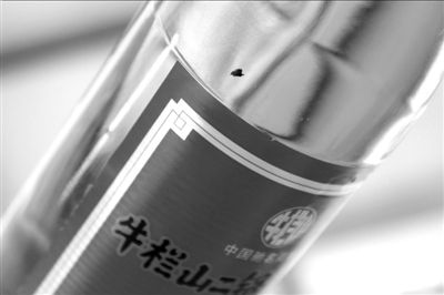 图中画圈处为瓶中的黑色异物。京华时报记者 谭青 摄