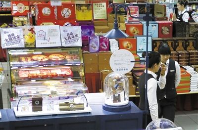 昨日，北京赛特购物中心，摆放出售的月饼礼盒，上千元的品种仅5种。新京报记者 王叔坤 摄