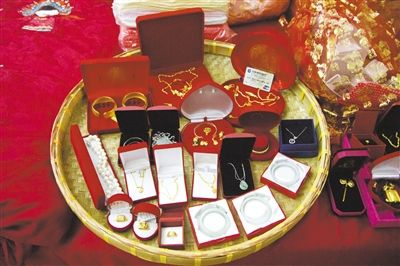 10月1日，王小姐在广东汕头举行婚礼，她的彩礼包括3个玉镯、多个金戒指及一张银行卡。新京报记者 吴振