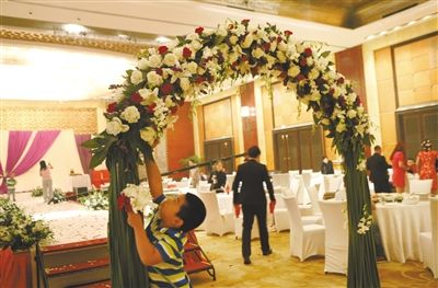 10月5日，北京万达索菲特酒店，婚宴刚刚结束。新人介绍，一场婚宴花掉父母20万元。新京报记者 尹亚飞