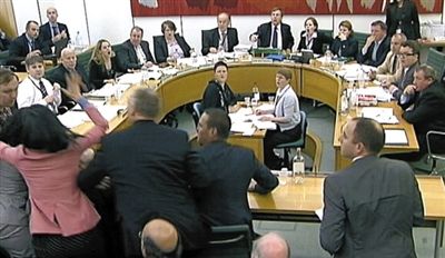 2011年，邓文迪在英国议会飞掌报复企图袭击默多克的男子，“悍妻”一炮走红。