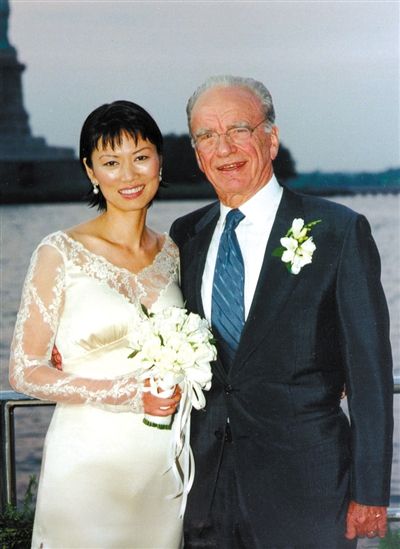 1999年6月，68岁的默多克与30岁的邓文迪结婚。