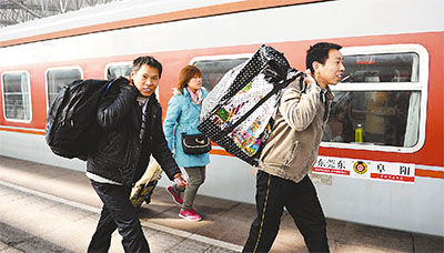 农民工从阜阳坐火车去东莞打工。