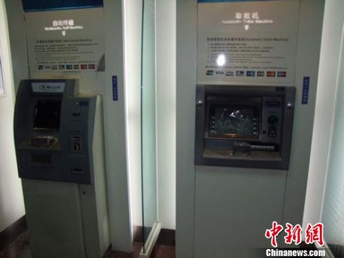 银行ATM机“罢工”吞卡 用户不满抡砖连砸被拘