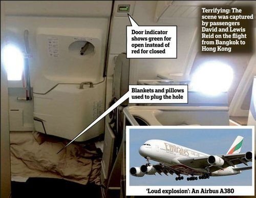 里德拍下的机舱内部照片空乘人员用毯子和靠垫堵住安全门裂缝。