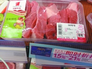 超市高价牛肉涉嫌注水 供应商称牛肉注不注水基本靠自觉