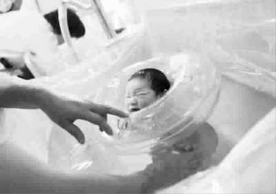  ■婴儿脖圈游泳时下很流行 本报记者 周馨 摄