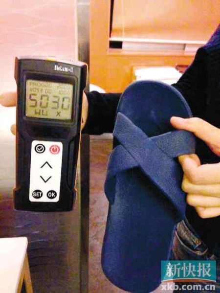 ■记者测试的岭南佳园酒店胶拖鞋细菌总数高达5030RLUs。