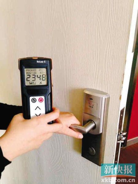 ■记者测试的汉庭酒店门把手细菌总数高达2348RLUs。