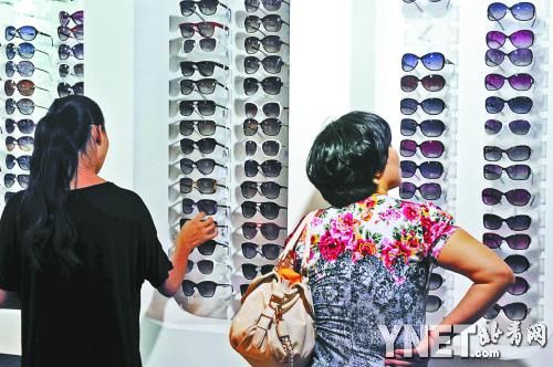 进入暑期之后，眼镜市场迎来了学生的换镜高峰
