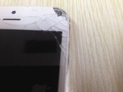 女子iPhone5屏幕突然炸开 爆炸碎片擦伤眼球