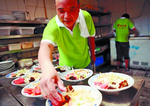 厨师在为水席中著名菜品连汤肉片配菜 厨师在为水席中著名菜品连汤肉片配菜