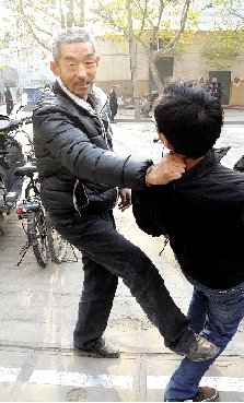 看这架势，原来他练过。