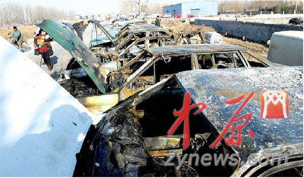 郑州东风渠边汽车爆炸引燃7辆二手车 火花四射