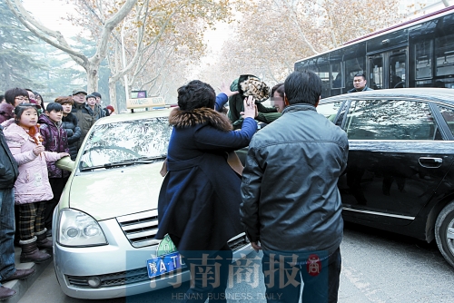 昨日郑州街头，两名女子打作一团