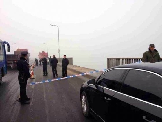 黄河三门峡公路大桥发生车辆坠桥事故 2人落水