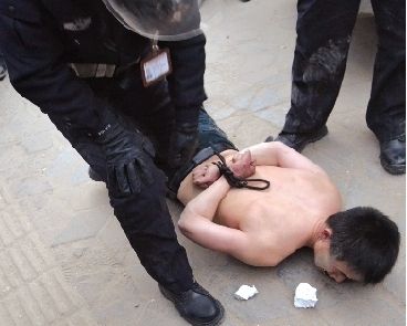 醉酒男打骂人被控制