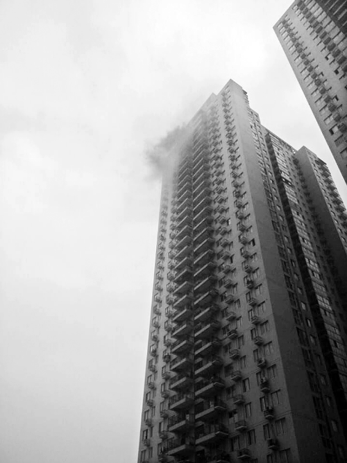 楼外飘着的烟雾
