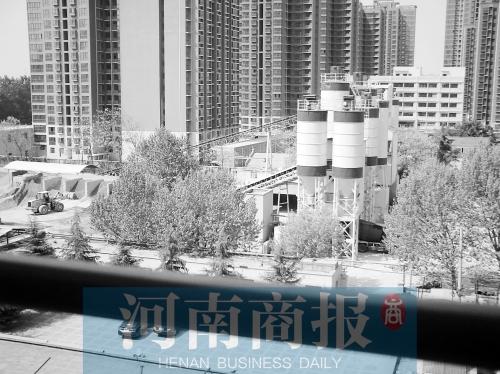 混凝土搅拌厂与小区仅一墙之隔