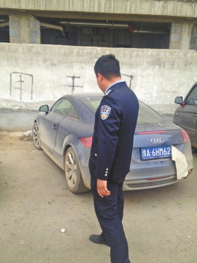 民警在陈寨花卉市场中间通道找到这辆蓝色奥迪TT轿车