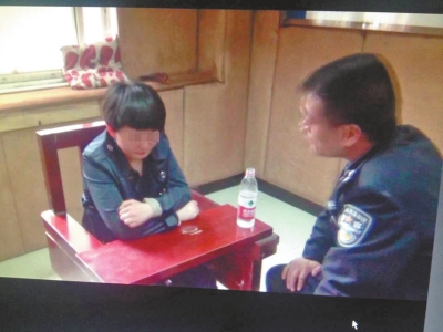 肇事司机李某归案后，接受警方的讯问。