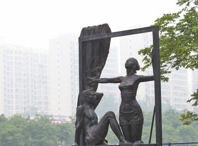 近日，省会雾霾，东风渠旁的一组雕塑似乎在诉说着郑州人的期望——推开窗户，尽情呼吸。