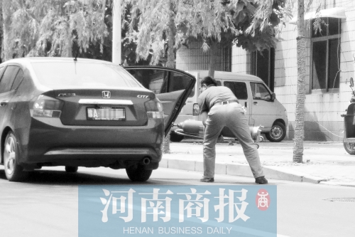 郑州西区一氧气厂门前，有人充气后，将氧气瓶装上私家车运走