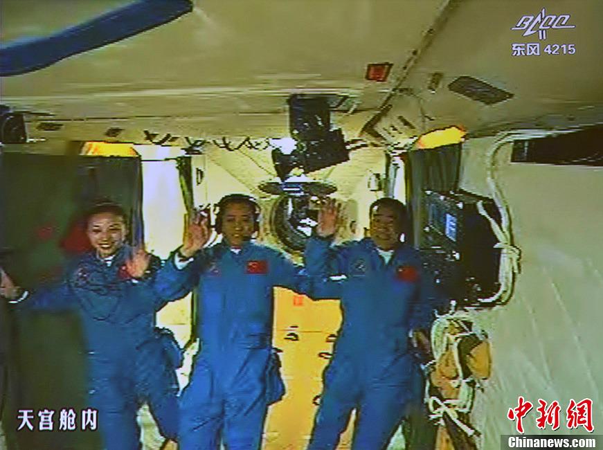 神十航天员以漂浮姿态进天宫一号