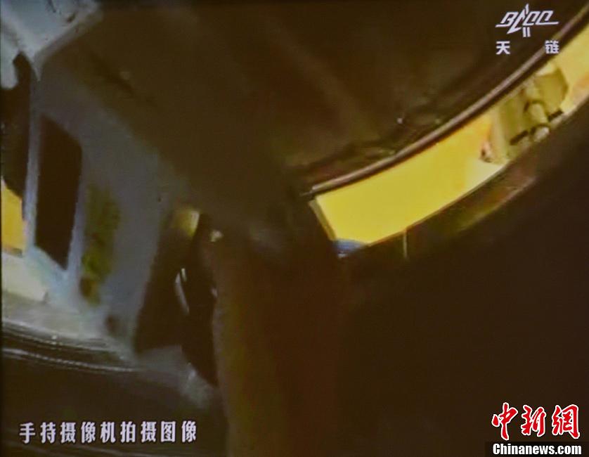 图为天宫一号舱门打开。