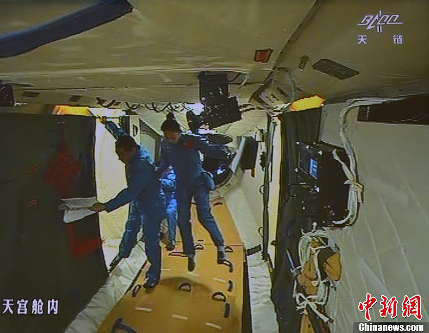 神十航天员以漂浮姿态进天宫一号